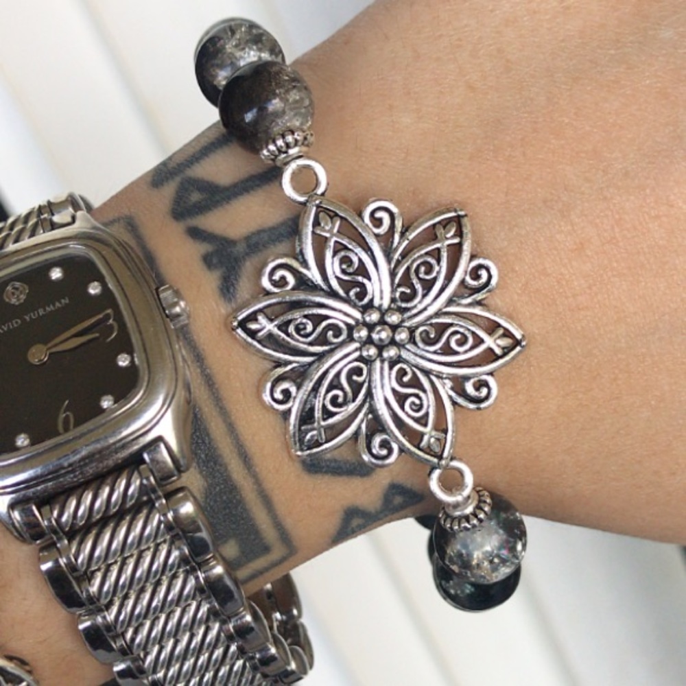 Lotus flower bracelet . Black and white austrian glass beads flower bracelet - Picture 7 of 9